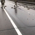Ucraina, i militari sgomberano dalle mine l'autostrada di Kiev: "Il territorio è già nostro"