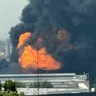 San Giuliano Milanese, incendio all'impianto petrolchimico: sei feriti, uno è grave. Maxi nube di fumo: «Tenete le finestre chiuse»