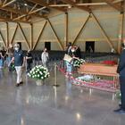 Leonardo Del Vecchio, il funerale ad Agordo: cittadini e operai lo accolgono con un applauso