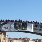 Venezia invasa dai turisti: impossibile prendere i vaporetti, ponti assediati