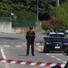 Bergamo, spara 6 colpi di pistola all'ex moglie in strada e scappa in Vespa
