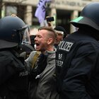 Berlino, manifestazione dei negazionisti contro le misure anti Covid: in migliaia senza mascherina