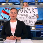 Russia, giornalista fa irruzione nello studio del tg con un cartello: «Vi stanno mentendo». Arrestata e interrogata