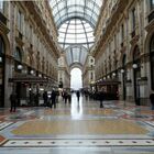 Milano, vetrine al buio: «Negozi, contro il caro bollette sì a led e check-up energetico»
