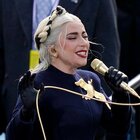 Lady Gaga canta l’inno americano all'inaugurazione della presidenza Biden