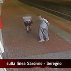 Costringe una minorenne a scendere dal treno e la stupra, le immagini choc a Chi l'ha Visto: «Conoscete quest'uomo?»
