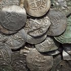 Germania, tredicenne trova il tesoro del leggendario re vichingo Bluetooth: monete, collane e un martello di Thor