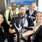 Cane abbandonato all'aeroporto, un pilota lo adotta a Natale: «Avrà una casa e una famiglia che lo ama»