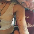 La figlia di Michael Jackson e il suo padrino Macaulay Culkin si fanno uno strano tatuaggio