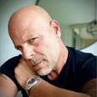 Bruce Willis, l'afasia e il ritiro dalle scene: «Segnali preoccupanti sul set». Cosa è accaduto