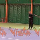 Fiorello gioca a tennis con Jannik Sinner e scherza: "Hai paura?"