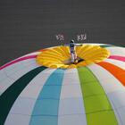 In piedi sopra una mongolfiera a 4.000 metri: è nuovo record mondiale