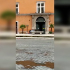 Degrado in via della Conciliazione, si spoglia e si lava alla fontana a due passi dallla basilica San Pietro