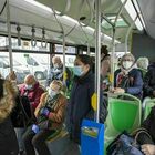 Covid, stop all'obbligo mascherine sui mezzi di trasporto e ospedali: i virologi si dividono