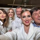 Sanremo 2023, Chiara Ferragni mostra il dietro le quinte: il selfie con il cast. Ma c'è un grande assente