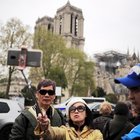 Notre Dame, i selfie dell'orrore davanti alla cattedrale sfregiata