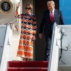 Trump, la trasformazione di Melania: dal nero della Casa Bianca all'arancione della Florida. E ritrova il sorriso