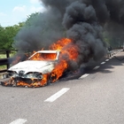 Alfa Romeo avvolta dalle fiamme sull'Autostrada A22 del Brennero