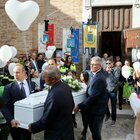Mattia morto a 8 anni, palloncini bianchi ai funerali: «Mancherai a tutti». La maestra in lacrime