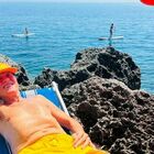 Gianni Morandi in Salento, così prende il sole sulla scogliera. «Domenica in Paradiso»