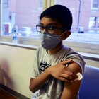 Vaccino, Abhinav (12 anni) è il volontario più piccolo al mondo a sottoporsi al test: «Così aiuto la ricerca»
