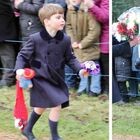 William e Kate, il principe Louis fa un regalo a una bambina: il video del suo debutto tra la folla diventa virale