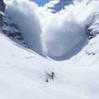 Trentino, trascinato per 500 metri e sepolto sotto la neve: muore scialpinista di 64 anni