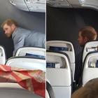 Il principe Harry “beccato” in partenza da Roma su un volo di linea. I social: «Ma era lui?». No comment da Londra