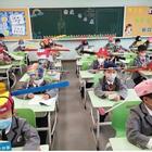 Scuola riaperta, bambini in classe con metro in testa in Cina