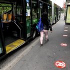 Coronavirus Milano, in metropolitana e sui bus ecco i cerchi rossi che segneranno le distanze: «Stai qui»