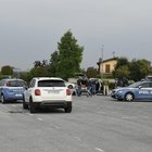 Cuneo, uccide una donna a colpi di pistola nel piazzale del supermercato a Cuneo