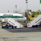Linate, furgone urta aereo Alitalia pronto al decollo: un ferito, giù dal jet i 66 passeggeri