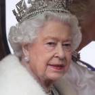 Regina Elisabetta, il caso eredità: il tesoro non è per Carlo. Ecco a chi andrà la 'cascata' di oro e gioielli