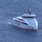Capri, ai Faraglioni lo yacht con la prua rovesciata del magnate israeliano