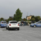 Cuneo, militare uccide l'amica a colpi di pistola nel piazzale del supermercato: fermato un 42enne