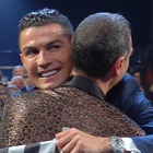 Sanremo 2020, Cristiano Ronaldo e lo scambio di regali con Amadeus. I fan notano un dettaglio: «Non è possibile»