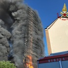 Milano, incendio in palazzo di 15 piani in via Antonini: le foto dai social
