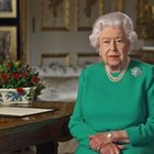 Gran Bretagna, la regina Elisabetta compie 94 anni, i primi auguri virtuali sono di Carlo e Camilla