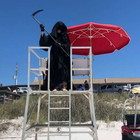 Florida, morte nera in spiaggia avverte i bagnanti: «Pericolo stare qui» FOTO