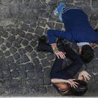 Napoli, infermiera stuprata in centro: «Una donna ha visto ma non ha fatto niente». Arrestato un senegalese