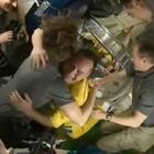 Cosmonauti arrivano sull'Iss, accolti con abbracci e sorrisi anche dai colleghi americani: il conflitto sulla terra sembra lontanissimo