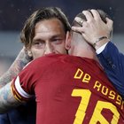 Abbraccio tra Totti e Daniele De Rossi: ecco l'audio di cosa si sono detti all'orecchio
