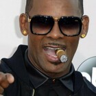R. Kelly, ex cantante di «I believe I can fly», condannato a 30 anni: «Adescò minori»