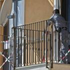 Lite furiosa sul balcone: la ringhiera si stacca, marito e moglie precipitano in strada