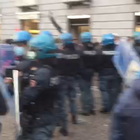 Coprifuoco a Napoli, nuove proteste e scontri con la polizia in Centro