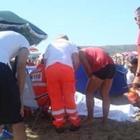 Passeggia in spiaggia durante la vacanza al mare: crolla a terra e muore