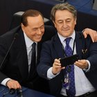 Silvio Berlusconi, selfie e autografi all'Europarlamento