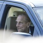 Il Principe Filippo (97 anni) torna alla guida senza cintura, imbarazzo a corte