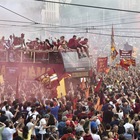 Roma, la festa non si ferma: oggi sfilata in pullman al Circo Massimo, attese 500mila persone