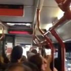 Milano, 30 di notte sul bus: nonostante gli avvisi dagli altoparlanti nessuno scende